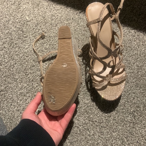 Shoes - size 5-6 - Picture 2 of 2